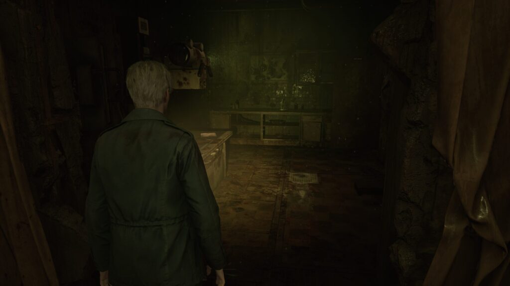 Silent Hill 2 Remake - James em um ambiente interno do mundo bizarro