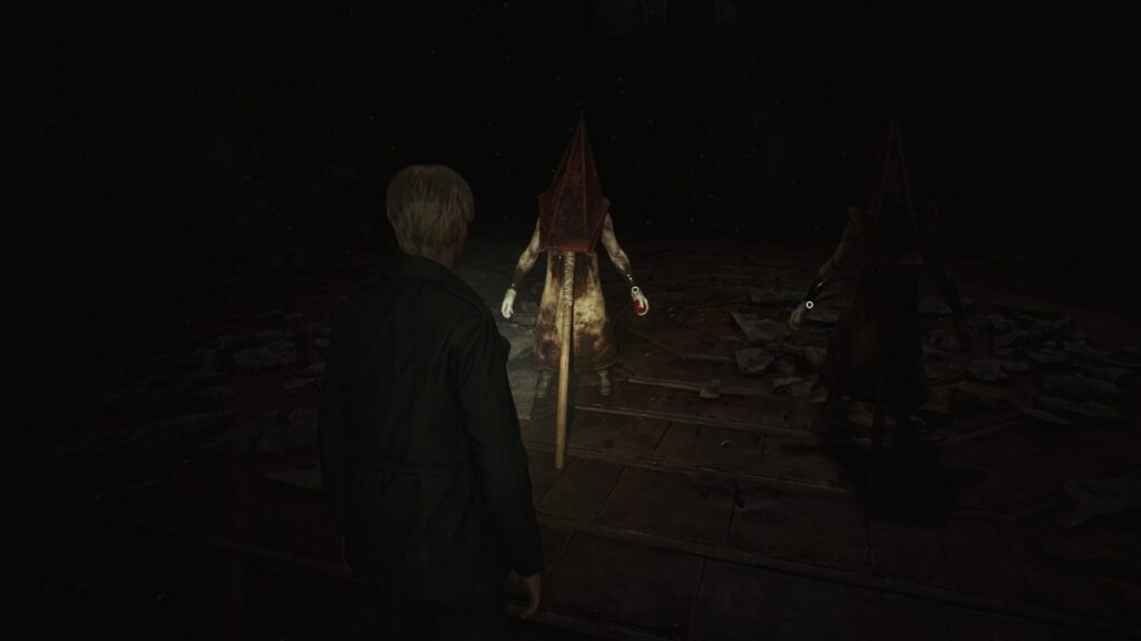 Silent Hill 2 Remake - James enfrentando dois Pyramid Heads